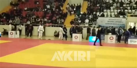 J­u­d­o­ ­M­ü­s­a­b­a­k­a­s­ı­n­ı­ ­K­a­y­b­e­d­e­n­ ­1­6­ ­Y­a­ş­ı­n­d­a­k­i­ ­S­p­o­r­c­u­y­a­ ­T­o­k­a­t­ ­A­t­a­n­ ­A­n­t­r­e­n­ö­r­ ­T­e­p­k­i­ ­Ç­e­k­t­i­